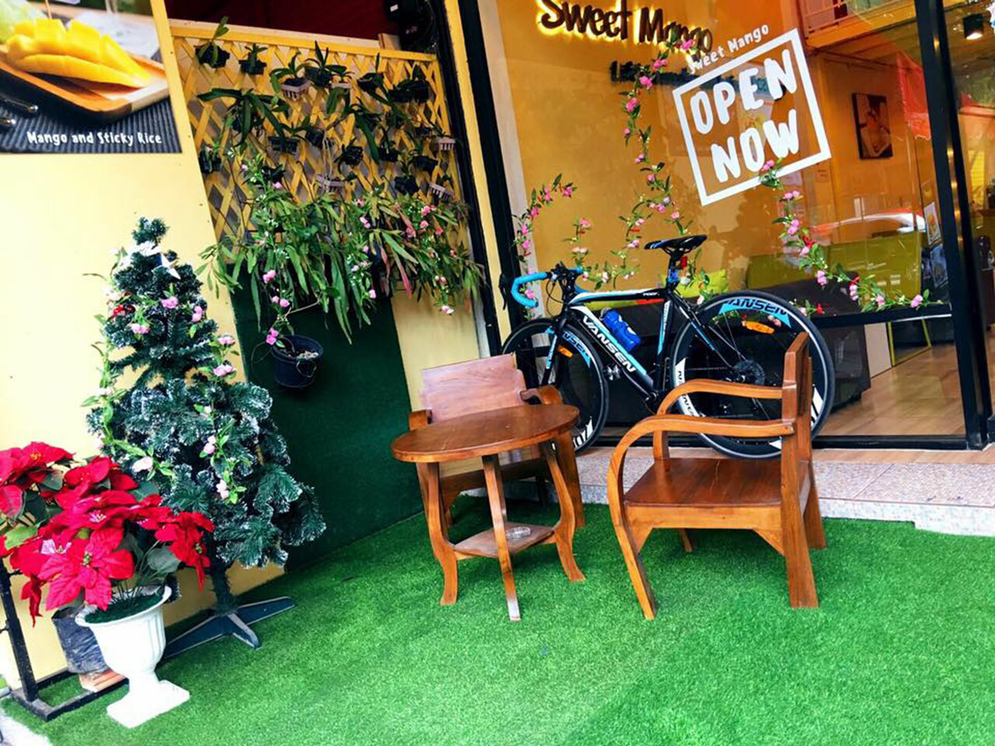 Oyo 743 Sweet Mango Cafe And Hostel Чиангмай Экстерьер фото